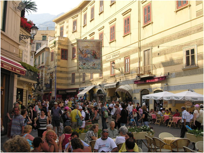 File source: http://commons.wikimedia.org/wiki/File:Amalfi_Piazza_del_Duomo_Italy_3.JPG